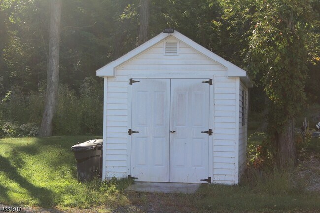 Building Photo - 713 E Shore Rd