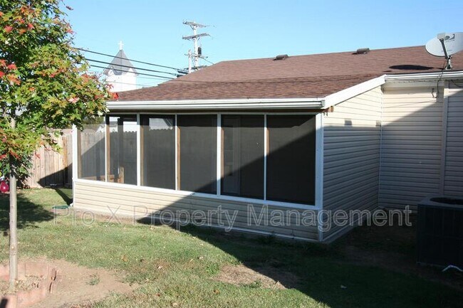Building Photo - 1002 Joplin St
