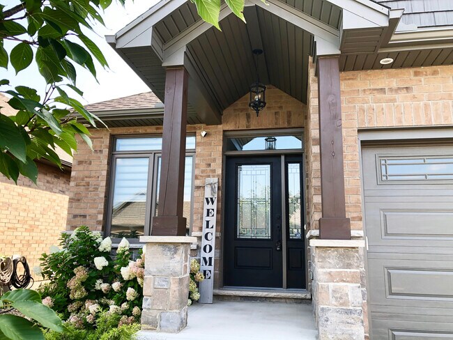 Building Photo - GORGEOUS 2 bed 2 bath home in South Grove Meadows Strathroy