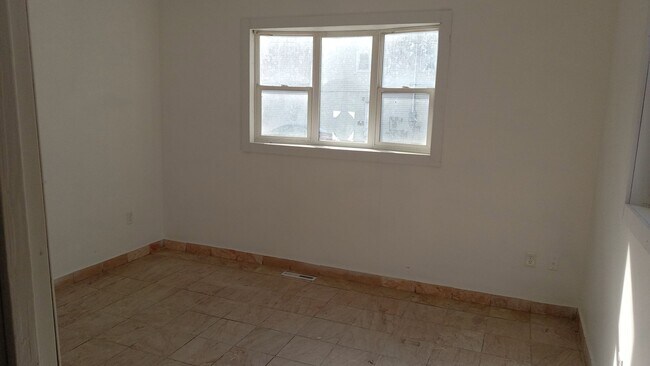 Building Photo - 256 Catherine St