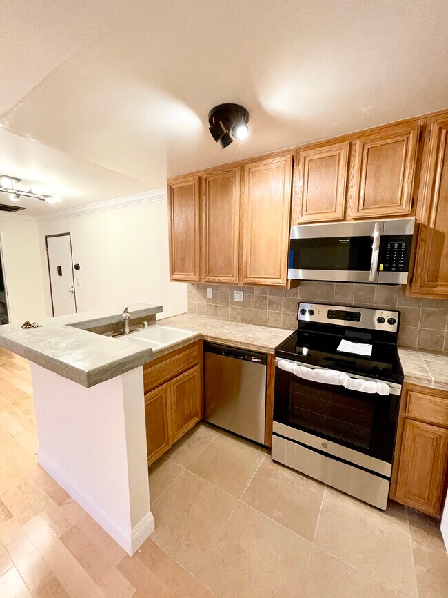 *New* Stainless steel appliances - 1540 Brockton Ave