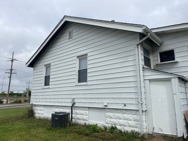 Building Photo - 6822 N Hanley Rd
