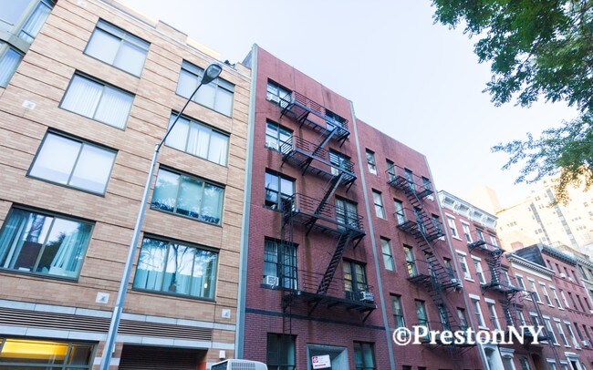 Building Photo - 132 W 15th St
