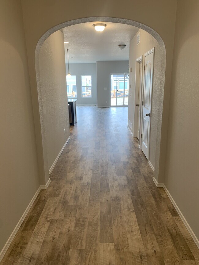 Foto del edificio - 5 bedroom 3 bath in Banning Lewis Ranch style home