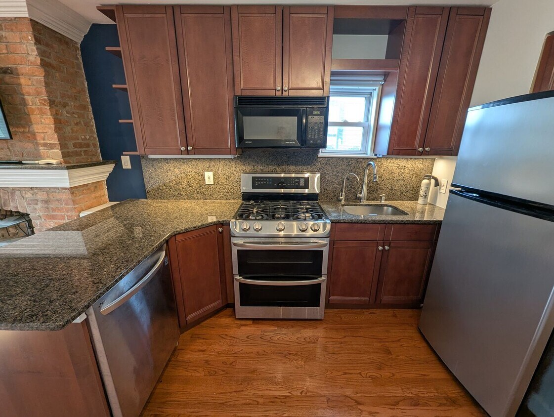 Photo - 466 Monmouth Street-4L