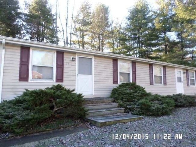 Building Photo - 2 Bedroom 1 bath Duplex