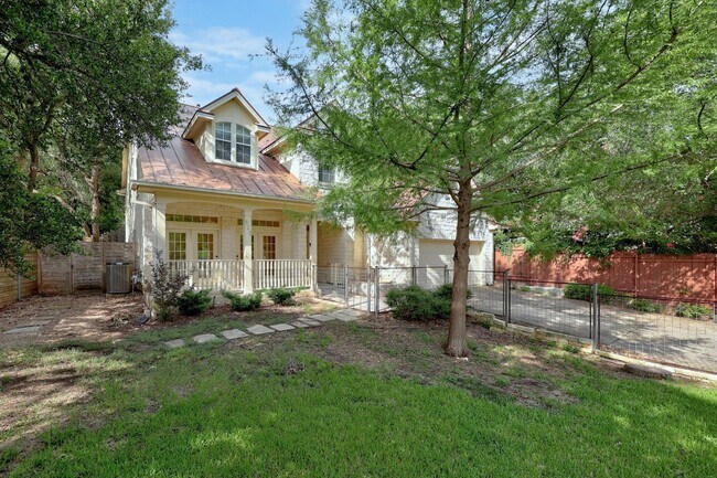 Building Photo - 7 Bed Home for August!