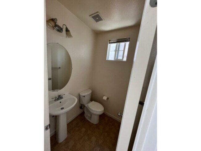 Foto del edificio - Welcome Home! Spacious 4 Bedroom, 2.5 Bath...