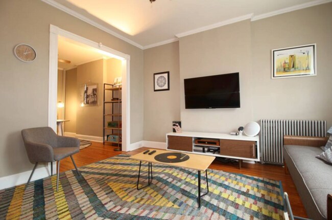 Building Photo - 305 W 31st St