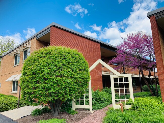 Building Photo - 607 W Park Ave