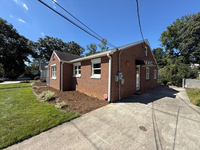 Building Photo - 638 Stratford Rd NW