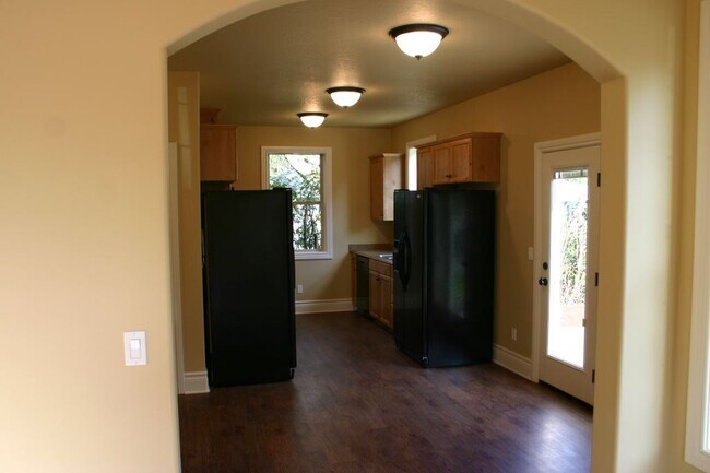 Building Photo - Newer Big 6 room, 4 Bathroom