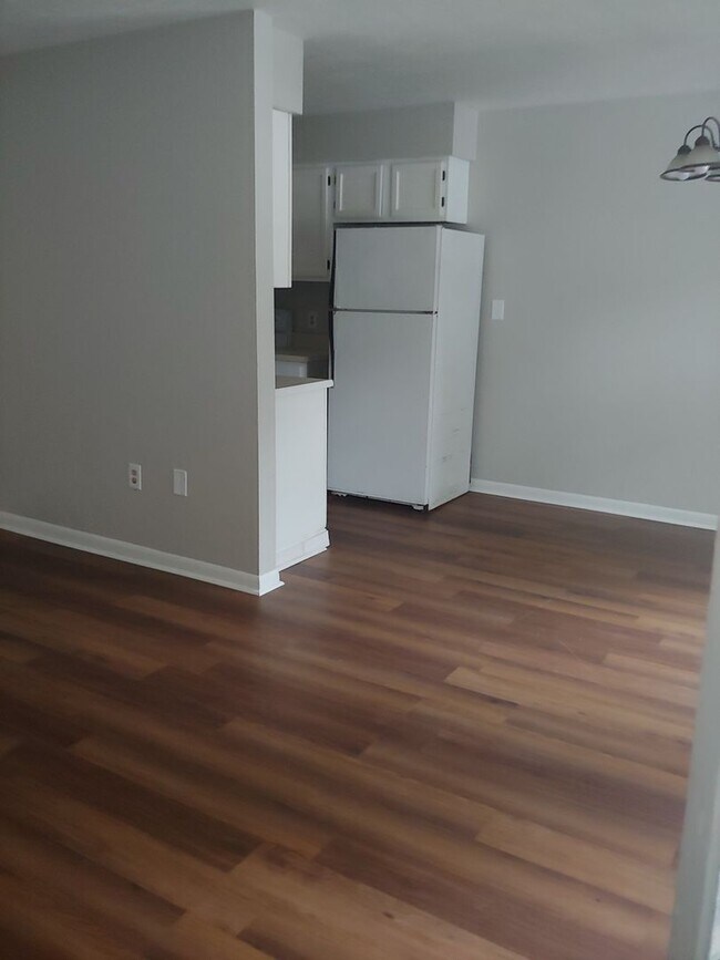 Building Photo - 2-bedroom/1-bath quad-plex home is in an a...