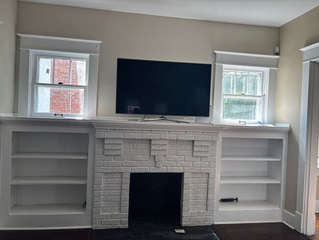 Foto del edificio - 5 Bed/2 Bath in California Neighborhood