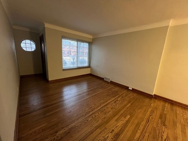 Foto del edificio - 6358-60 Sutherland Ave