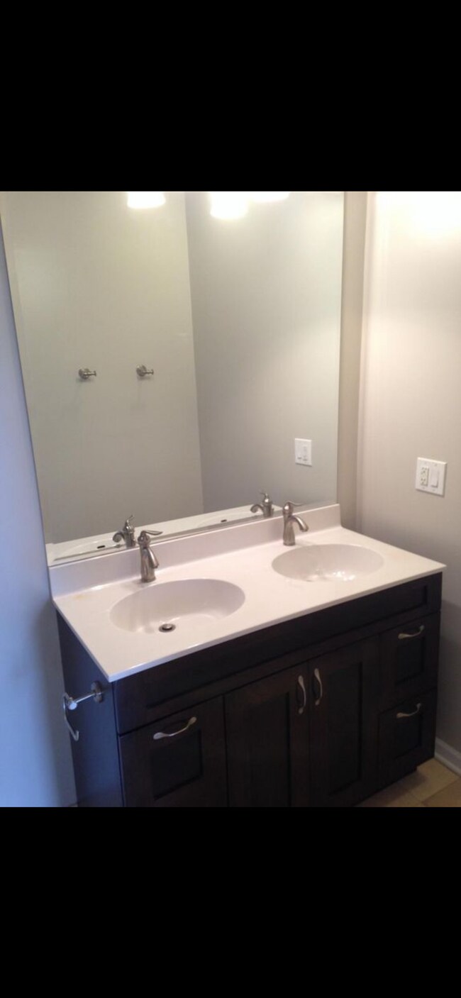Vanity-master dobles, baño - 2216 W North Ave