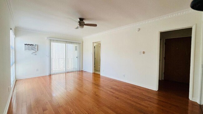 Building Photo - 859 S Sherbourne Dr