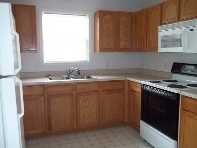 Building Photo - Home close to beach and bases.