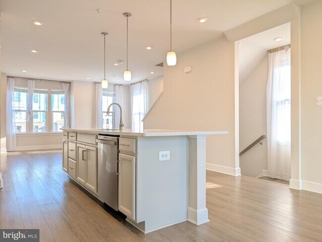 Building Photo - 6710 Belcrest Rd