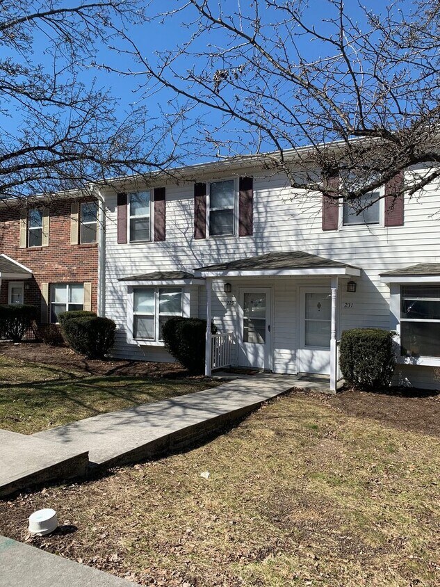Foto principal - 4 Bedroom 2.5 Bath Townhouse