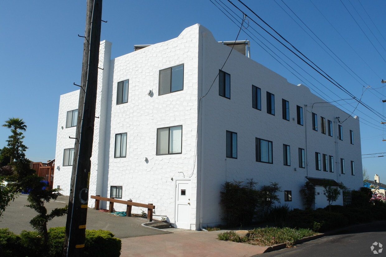 Building Photo - 2410 San Mateo St