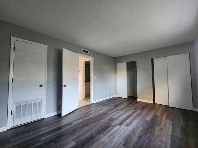 Foto del edificio - ** HALF OFF 1ST MONTH'S RENT WITH 13 MONTH LEASE **