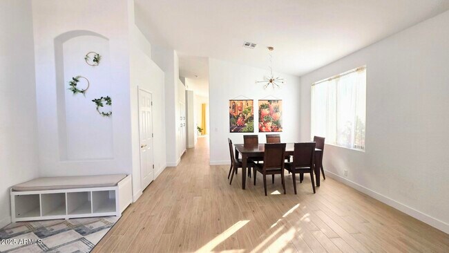 Foto del edificio - 843 W Locust Dr.