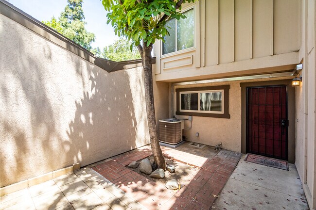 Building Photo - 2516 N Tustin Ave