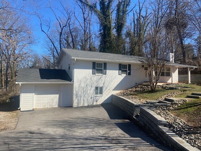 Foto del edificio - Knoxville 37919 - 4 bedroom, 3 bath FULLY ...