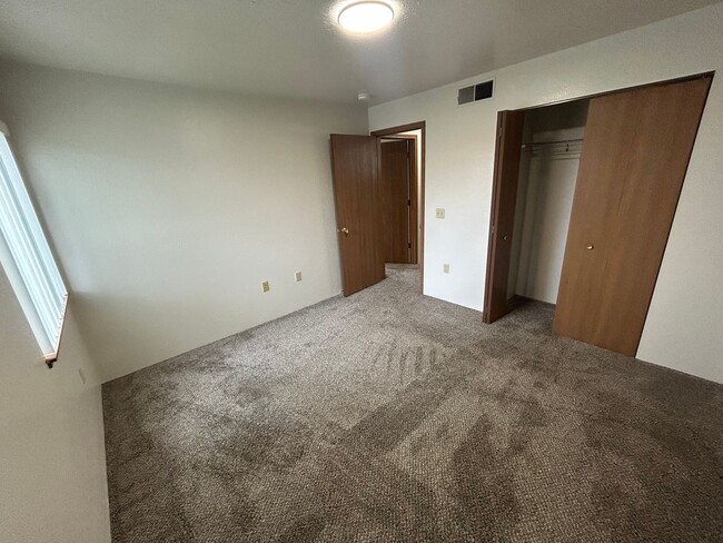 Building Photo - Spacious 2 bedroom, 1 bath apartment - Be Home TODAY!