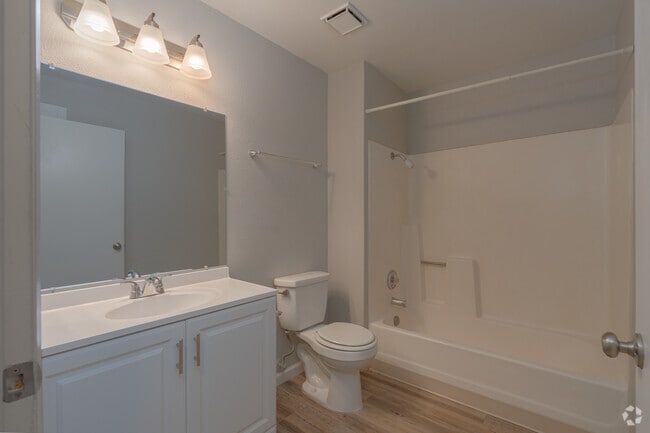 1 habitación, 1 baño - 740 pies cuadrados - Baño - Cottage Meadows
