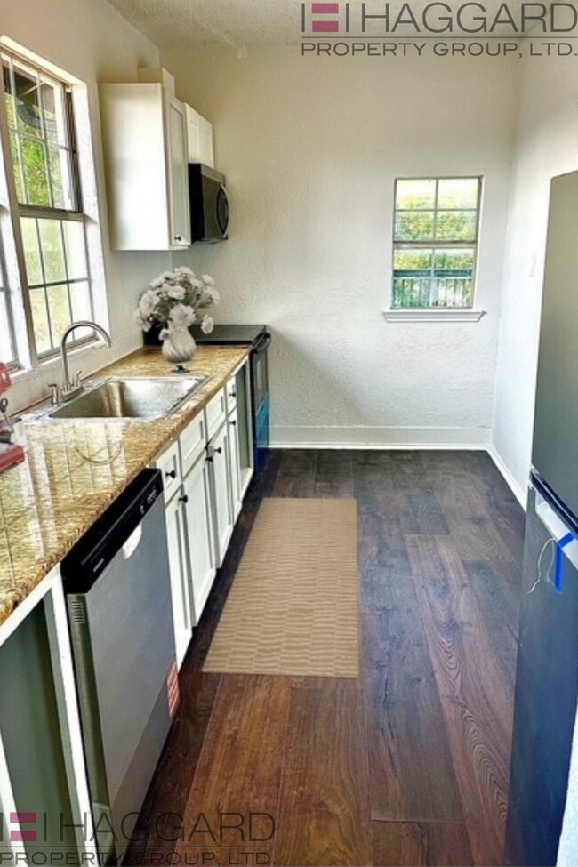 Building Photo - Walking Distance to the Stockyards!