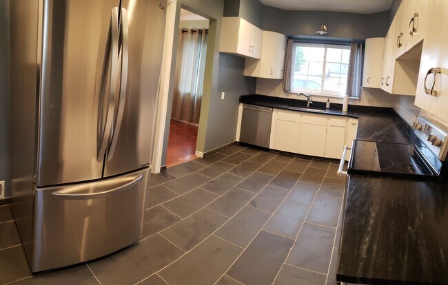 Building Photo - 3 bed 1.5 bath plus Office/Den Old South W...