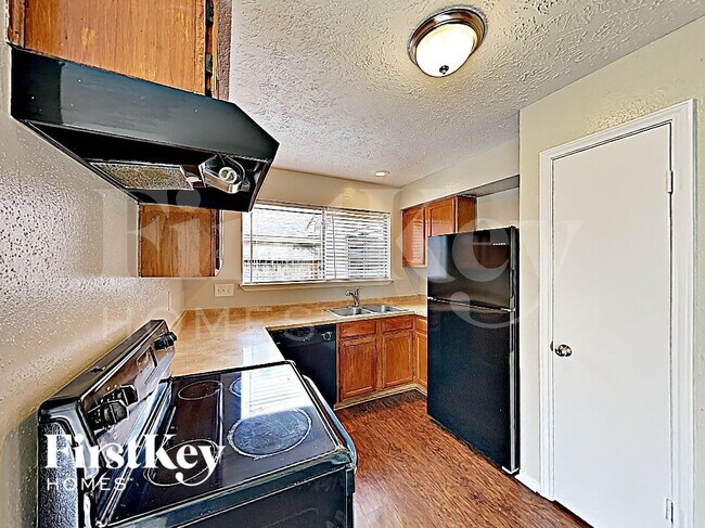 Building Photo - 17326 Davenway Dr