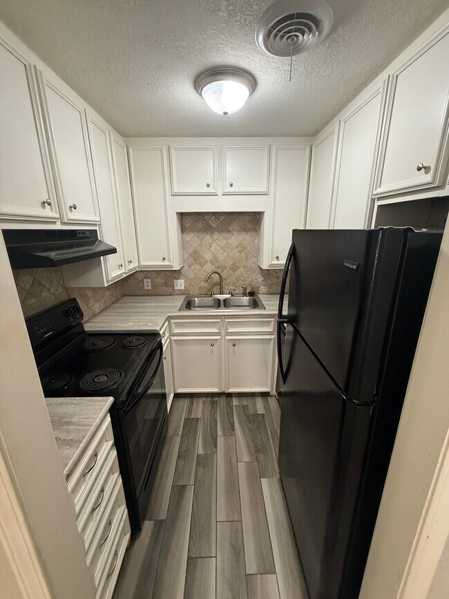 Foto del edificio - 819 Hardy Springs Cir