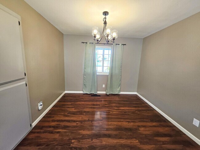 Foto del edificio - Beatifully updated 3 bedroom, 2 bath home ...