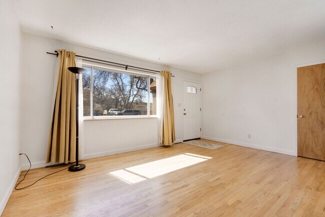 Foto del edificio - Updated 4 Bedroom Home in South College Heights