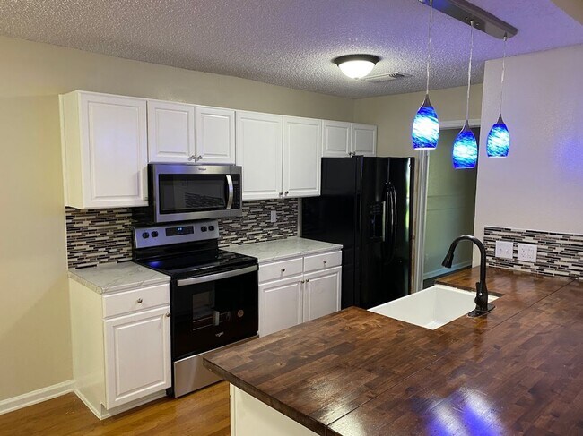 Building Photo - 5602 Wood Oak