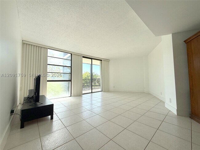 Foto del edificio - 3475 N Country Club Dr