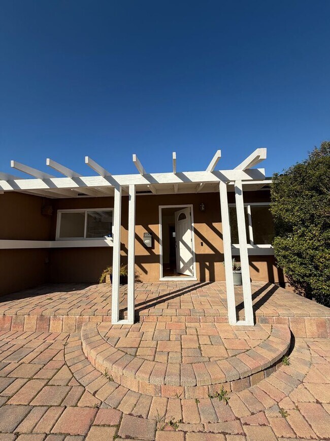 Building Photo - Charming Single-Family Home in the Heart of Millbrae Meadows