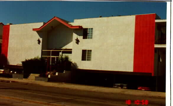 Building Photo - 6937 Hazeltine Ave