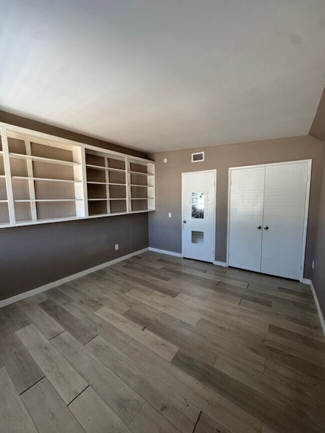 Foto del edificio - Conveniently located home featuring 2 main bedrooms!