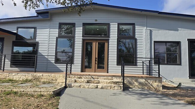 Foto del edificio - 17621 Stacey Ln