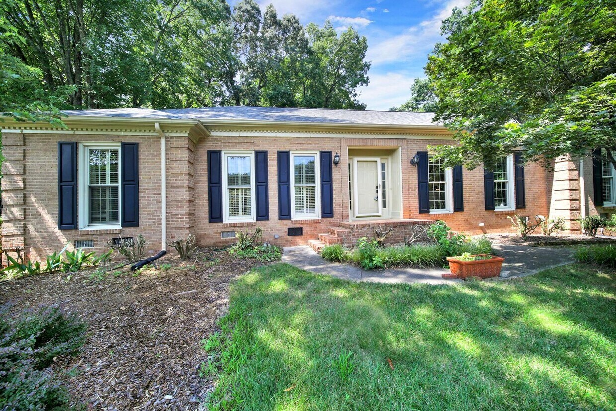 Foto principal - Lovely 3 Bed 2.5 Bath Ranch Home in South ...
