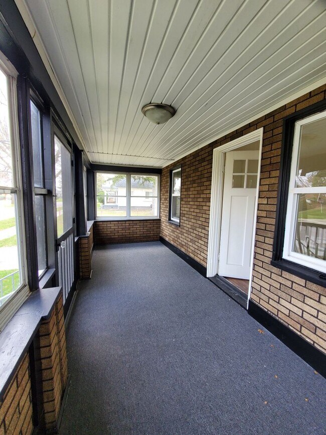 Building Photo - Welcome to this charming 3-bedroom, 1-bath...