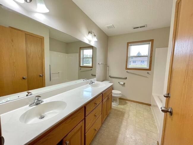 Building Photo - 2 Bedroom, 1.5 Bath Town Home