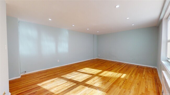 Foto del edificio - 66-15 Thornton Pl