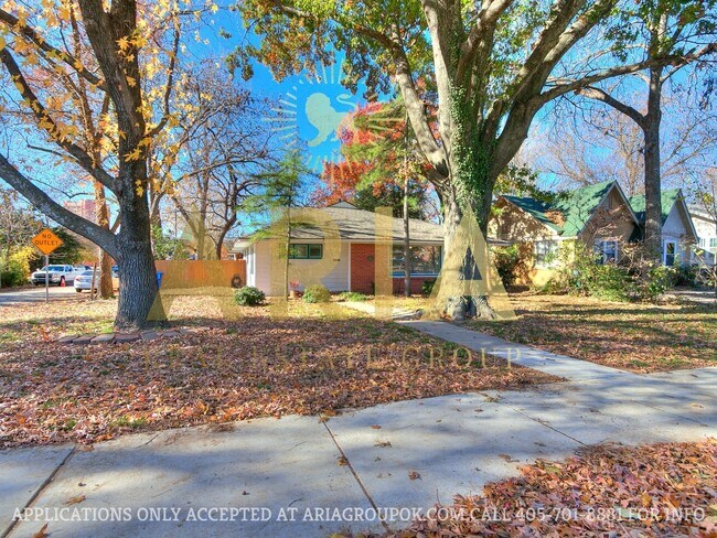 Building Photo - COMING SOON! 2 Bed/2 Bath Duplex Super Clo...