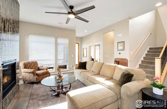 Foto del edificio - STUNNING 2 STORY SMART HOME IN LOUISVILLE