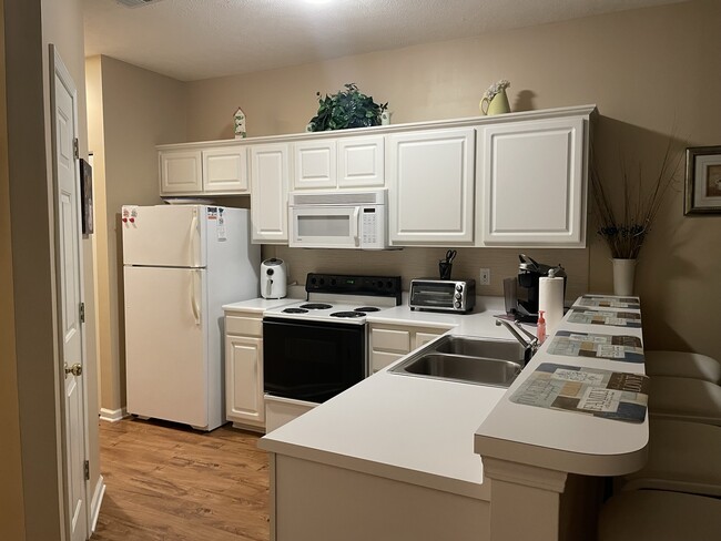 Building Photo - 606 River Oaks Dr